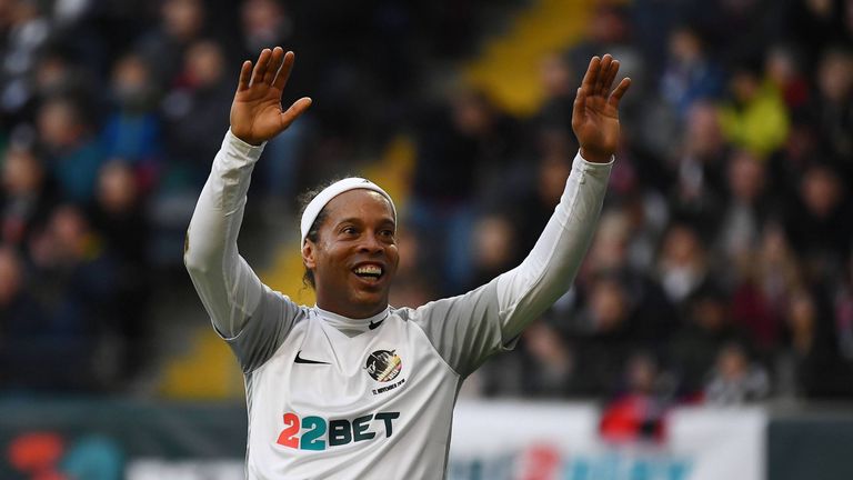 Superstar Ronaldinho ließ sich beim Benefizspiel in Frankfurt von den Fans feiern.