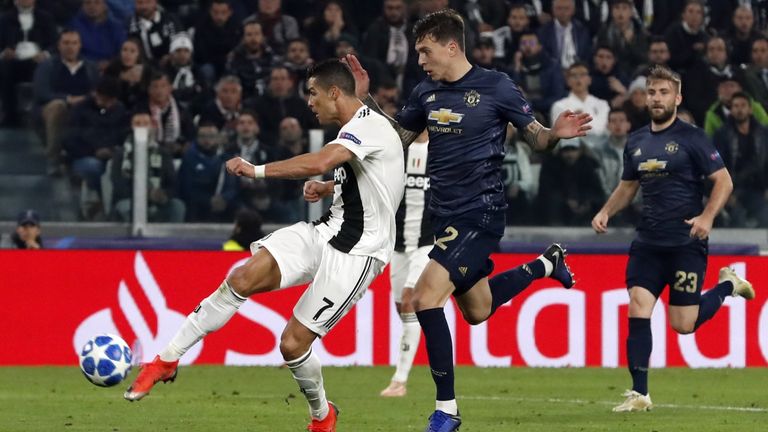 Cristiano Ronaldo trifft gegen Manchester United.