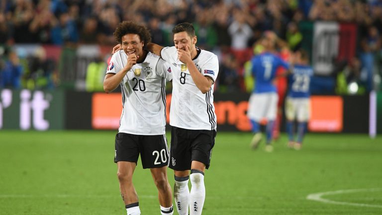 "Awesome friend" - Leroy Sane spricht über seinen DFB-Kumpel Mesut Özil.