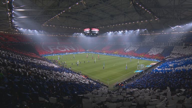 Was für eine Kulisse! Beim Duell der Altmeister zwischen dem FC Schalke 04 und dem 1. FC Nürnberg begeistern die befreundeten Fanlager mit einer atemberaubenden Ganz-Stadion-Choreo.