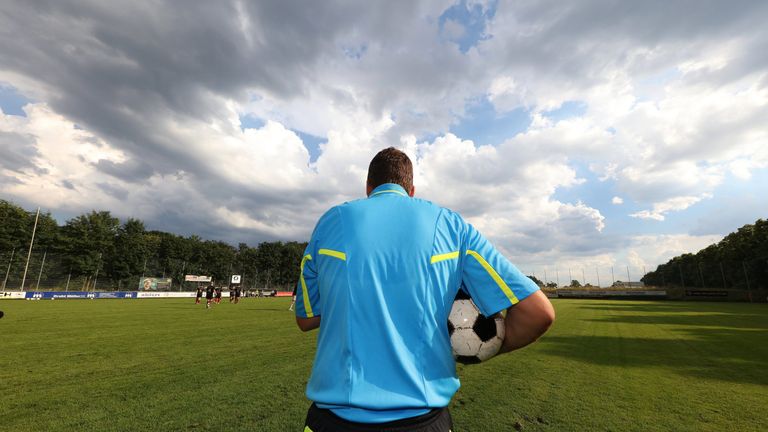 Solidarität für einen englischen Schiedsrichter (Symbolbild).