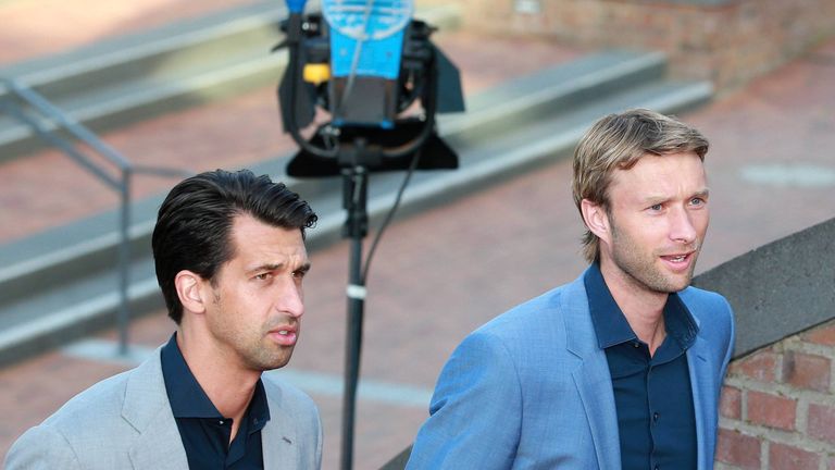 Simon Rolfes (r.) übernimmt bei Bayer Leverkusen den Posten des Sportdirektors von Jonas Boldt (l.)