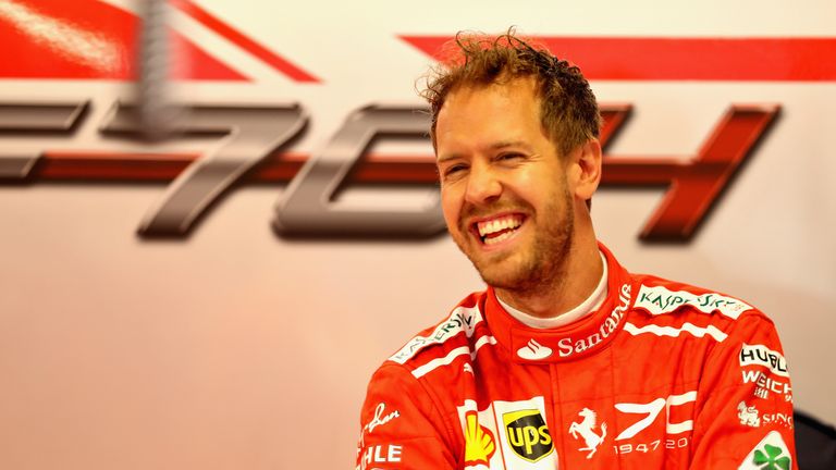 Sebastian Vettel beweist Humor. Im Trainings-Rennen sorgt er mit einem kuriosen Funkspruch für Lacher.