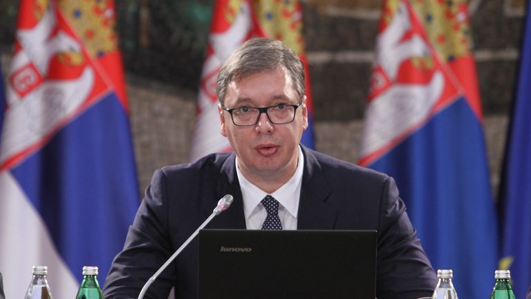 Aleksandar Vucic verkündigt den Entschluss nach dem Gipfeltreffen.