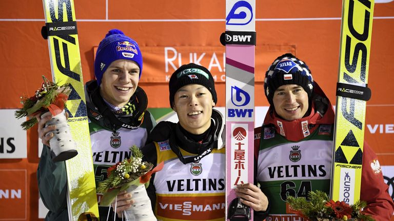 Andreas Wellinger (links) muss sich nur dem Japaner Ryoyu Kobayashi geschlagen geben. Dritter wurde Kamil Stoch.