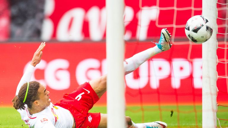 Yussuf Poulsen schnürt gegen Leverkusen einen Doppelpack.