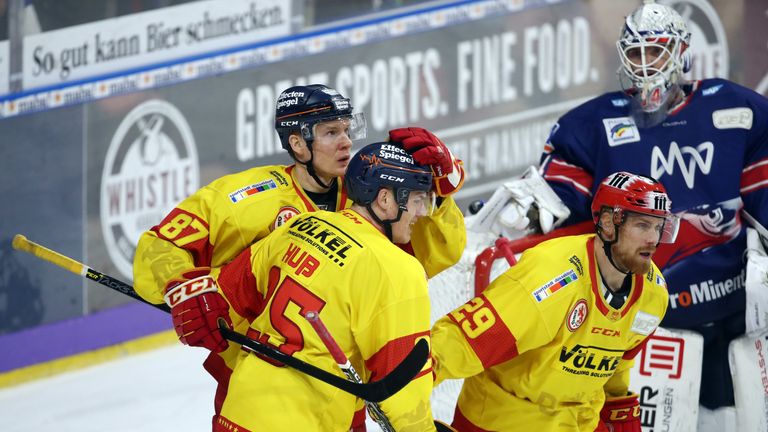 Die Düsseldorfer EG feiert einen klaren Sieg bei den Adler Mannheim.