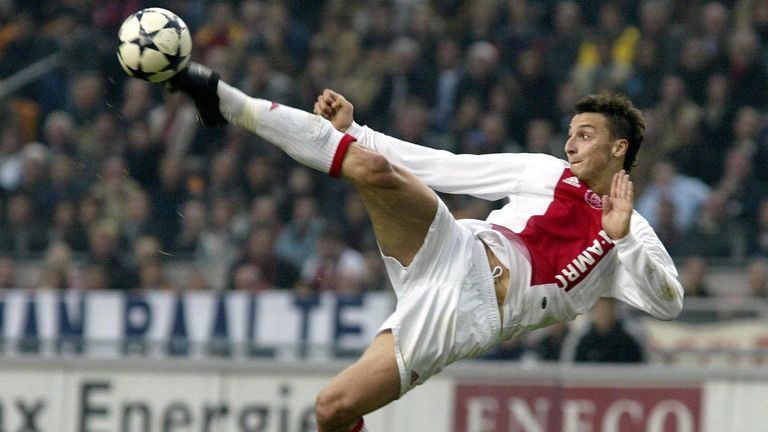 Über einen Wechsel des schwedischen Top-Stürmers wurde zuletzt viel Spekuliert! Zlatan Ibrahimovic steht derzeit bei Los Angeles Galaxy unter Vertrag. Seinen ersten Profivertrag außerhalb Schwedens unterschrieb er aber in Amsterdam (2001-2004). 
