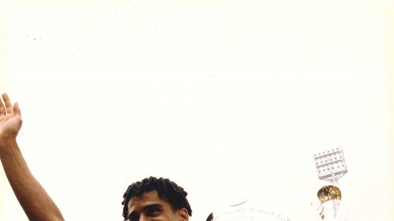 Frank Rijkaard spielte bis 1988 für Ajax, bevor es ihn nach Lissabon zog. Der Champions-League-Sieger von 2006 (mit Barcelona) kam 1993 noch einmal zurück in seine Heimat und spielte seine letzte Saison vor dem Karriereende.