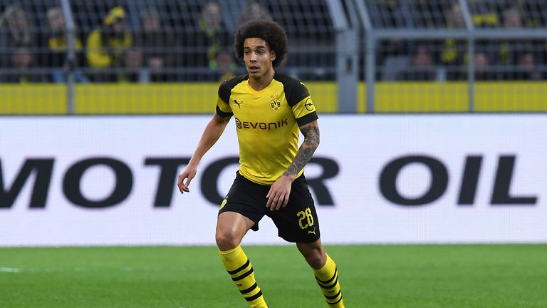 MITTELFELD - Axel Witsel (Borussia Dortmund) brachte gegen Freiburg erneut Sicherheit in das Aufbauspiel des Tabellenführers und konnte am eigenen Strafraum mit einem Hackentrick überzeugen.