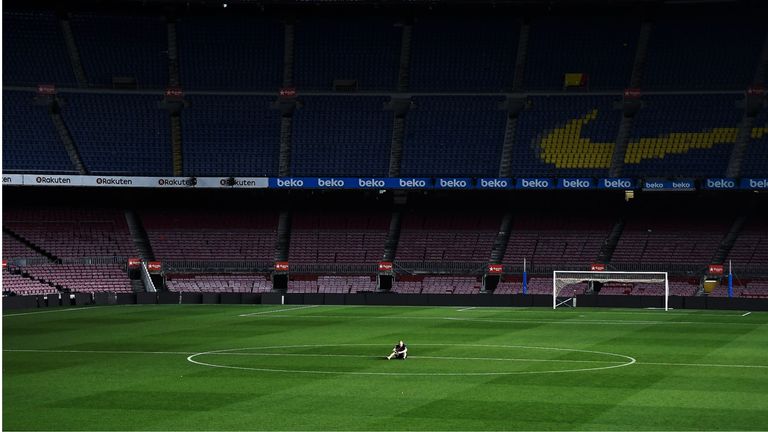 Mai 2018: Nach 22 Jahren sagt Vereinsidol Andres Iniesta beim FC Barcelona: 'Adios!' Beim 1:0 gegen Real Sociedad läuft der Welt- und Europameister das letzte Mal im Barca-Trikot auf. Nach dem Spiel sitzt er alleine im Mittelkreis des Camp Nou.