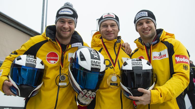 Die drei deutschen Bob-Piloten Francesco Friedrich (Mitte), Nico Walther (l.) und Johannes Lochner triumphieren in Winterberg.