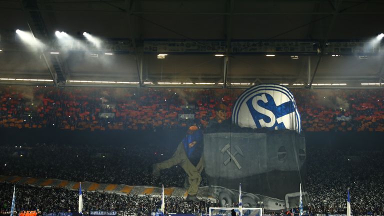 Mit einer beeindruckenden Gänsehaut-Choreo verabschieden die Fans von Schalke 04 den Ursprung ihres Vereins und nehmen Abschied vom Steinkohlebergbau im Ruhrgebiet.