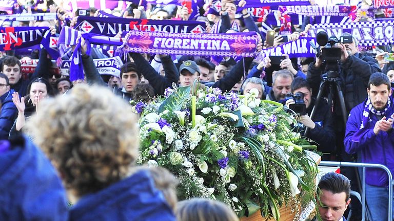 Für den verstorbenen Davide Astori gab es in Florenz eine bewegende Trauerfeier.
