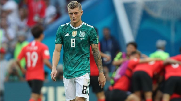 Juni 2018: Bei der WM 2018 in Russland scheitert Titelverteidiger Deutschland 
erstmals in seiner WM-Historie in der Vorrunde. Das 0:2 gegen Südkorea besiegelt das historische Desaster der DFB-Elf. Toni Kroos & Co. können es nicht fassen. 