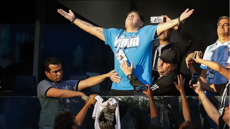 Juni 2018: Argentiniens Fußball-Legende Diego Maradona sorgt bei der WM in Russland für Aufsehen. Ob Mittelfinger-Gate, Kollaps oder sich auf der Tribüne von den Fans feiern lassen: Bei der ''Hand Gottes'' war alles dabei. 