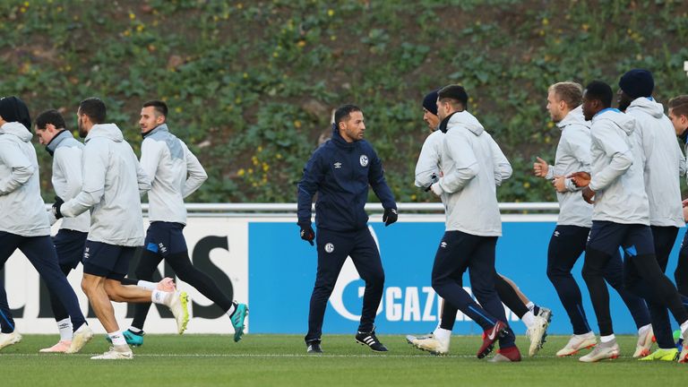 Zur Unterstützung bekommt Domencio Tedesco (M.) wohl schon bald einen zweiten Co-Trainer an die Seite gestellt.