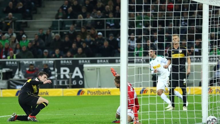 Stuttgart-Spieler Benjamin Pavard besiegelt die Niederlage von  VfB Stuttgart gegen Borussia Mönchengladbach mit einem Eigentor (84.).