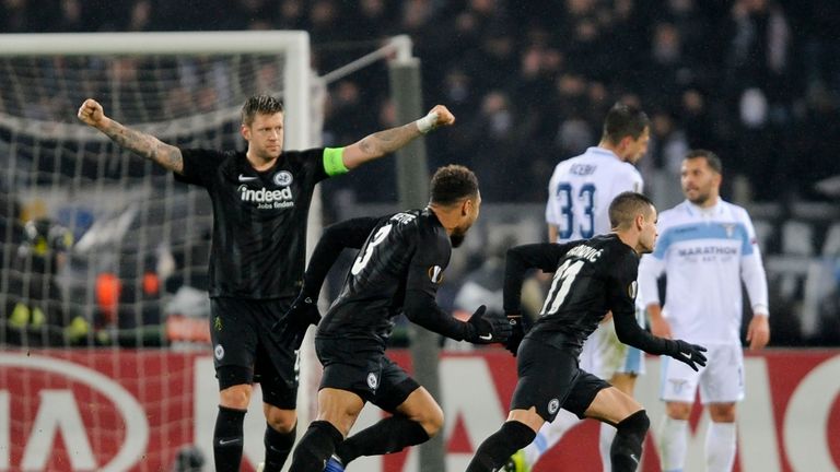 Mijat Gacinovic (r.) bejubelt seinen Treffer beim 2:1-Sieg von Eintracht Frankfurt bei Lazio Rom.