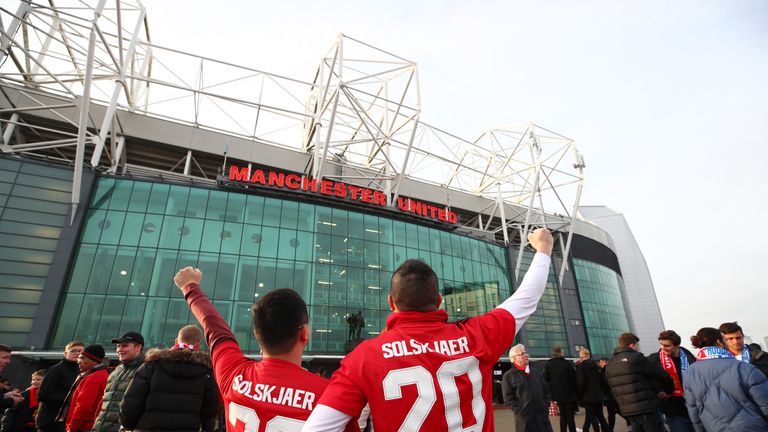 4. Manchester United - Zuschauerschnitt: 74.879, Fassungsvermögen: 74.493, Heimspiele/ausverkauft: 9/0
(Quelle: transfermarkt.de)