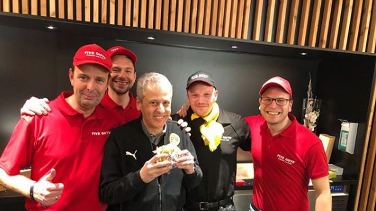 Burger statt Edel-Italiener. BVB-Trainer Lucien Favre gönnt sich nach dem Sieg über Gladbach einen Burger in den Katakomben (Quelle: Instagram/fligginho).