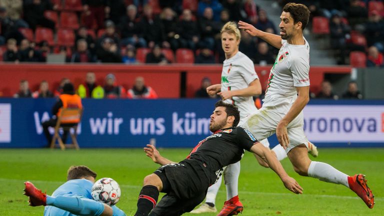 In der 30. Minute prallt Andreas Luthe mit Kevin Volland zusammen.