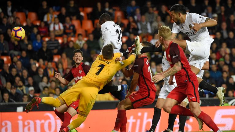 Mouctar Diakhaby trifft in der Nachspielzeit für den FC Valencia gegen den FC Sevilla