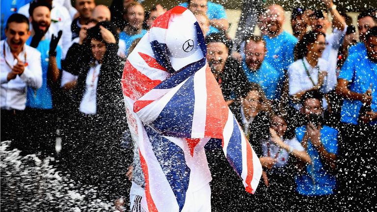 Oktober 2018: Merdedes-Pilot Lewis Hamilton reicht beim Großen Preis von Mexiko Platz vier zum vorzeitigen Gewinn seines fünften Weltmeister-Titels in der Formel 1. Der Brite lässt sich eingehüllt in seiner Landesflagge feiern. 