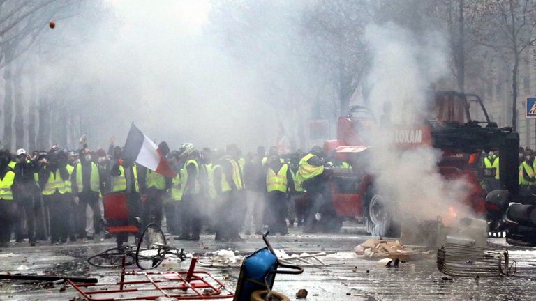 In Frankreich kommt es derzeit zu gewalttätigen Protesten auf den Straßen.