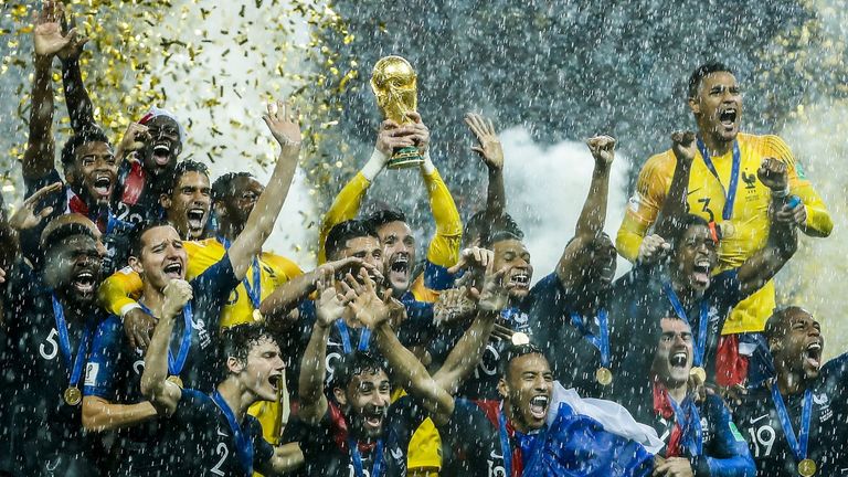 Juli 2018: Bei der WM 2018 in Russland krönt sich Frankreich nach 1998 zum zweiten Mal zum Fußball-Weltmeister. Im Finale besiegt die Equipe Tricolore Kroatien mit 4:2 (2:1). Pünktlich zur Siegerehrung setzt in Moskau der Regen ein. 