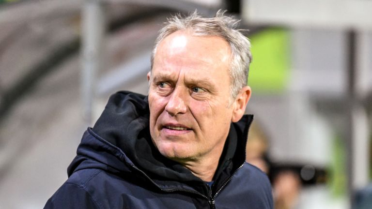 "Ich habe zwar einen deutschen Pass, aber ich fühle mich nicht als Deutscher. Ich bin ein Mensch, der einen Pass hat, in dem deutsch drin steht." (Freiburgs Trainer Christian Streich befürwortet eine aktive Haltung gegen Rassismus.)