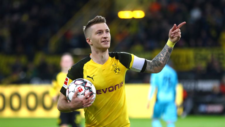 Marco Reus trifft gegen Freiburg vom Punkt.