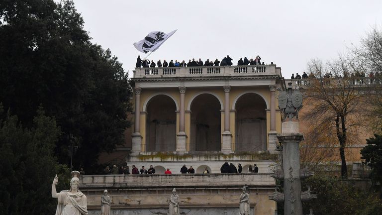 Die Fans von Eintracht Frankfurt schwenken ihre Fahne von der Terrazza del Pincio in Rom.