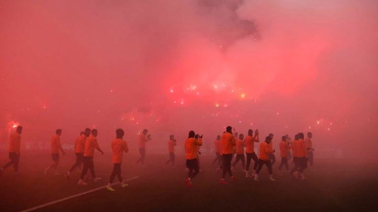Irre Pyro-Show beim Abschlusstraining von Galatasaray vor dem Derby gegen Besiktas. (Bildquelle: Twitter/@GalatasaraySK)