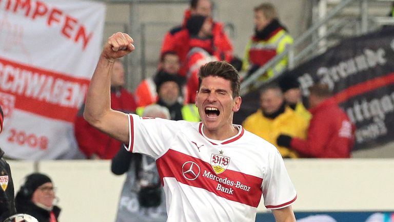 Mario Gomez schießt den VfB Stuttgart mit seinem Doppelpack gegen Hertha BSC zum Sieg.