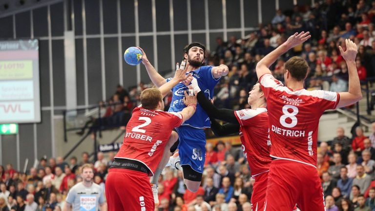 Der VfL Gummersbach mit Pouya Norouzi (Mitte) gewinnt knapp gegen die Eulen Ludwigshafen und  sichert sich im Kellerduell wichtige Punkte.
