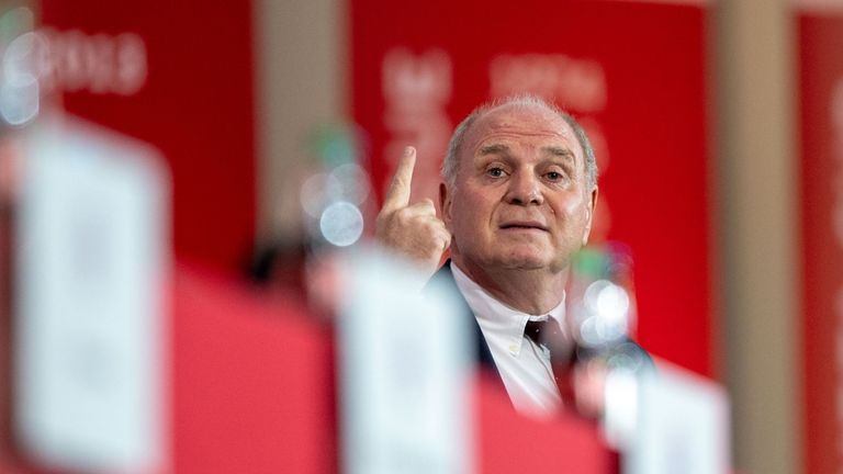 November 2018: Auf der Jahreshauptversammlung des FC Bayern ging es noch mal ordentlich zur Sache. Präsident Uli Hoeneß musste sich von einem Mitglied heftige Kritik anhören und wirkte danach angefasst.