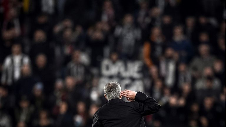 November 2018: Nach dem Last-Minute-Sieg von Manchester United bei Juventus Turin sorgt Jose Mourinho mal wieder für Ärger: Anstatt den 2:1-Erfolg zu feiern, verärgert er die Juve-Fans indem er mit einem Grinsen provokant seine Hand ans Ohr legt.