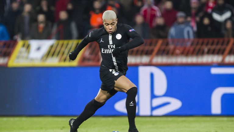 Flügel: Kylian Mbappe (Paris Saint-Germain) - Am letzten Spieltag der Gruppenphase macht PSG den Gruppensieg perfekt. Dazu trugen auf die Tore des Weltmeisters bei. Er war an sieben Toren beteiligt (3 Tore, 4 Vorlagen) - das ist aber nicht der Bestwert.