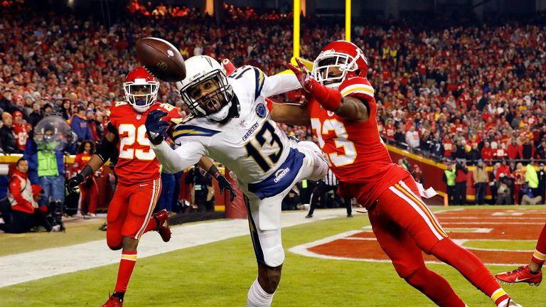 Die Los Angeles Chargers mit Wide Receiver Keenan Allen (#13) feieren einen Last-Minute-Sieg gegen die Kansas City Chiefs. 