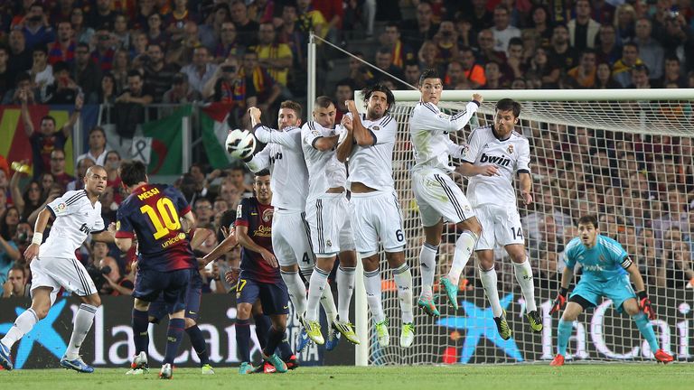 Lionel Messi versenkt am 7. Oktober 2012 einen Freistoß im Clasico zwischen dem FC Barcelona und Real Madrid. 