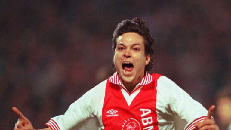 Der Finne Jari Litmanen kam 1992 nach Holland und verzauberte die Ajax-Fans bis 1999. Er wechselte nach Barcelona und Liverpool, bevor er wieder nach Amsterdam zurück kam (2002-2004). Gleich zehn Mal wurde er zum Fußballer des Jahres gewählt.