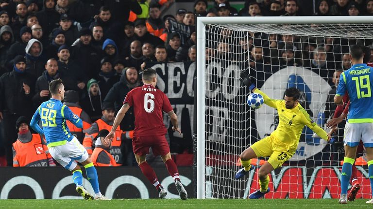 Alisson Becker rettet in der Schlussphase gegen Neapels Milik und sichert Liverpool den Einzug ins Achtelfinale der Champions League.