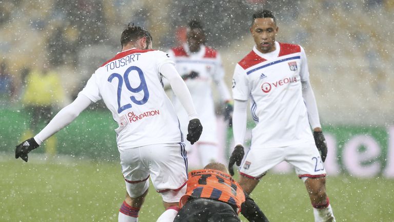 Gruppe F: Im Schneetreiben von Donezk erkämpft sich Olympique Lyon einen Punkt und sichert sich den zweiten Platz und das Ticket für das Achtelfinale.
