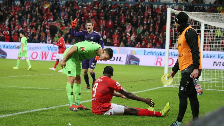 Der Mainzer Mainzer Moussa Niakhate Mateta holte gegen Hannover einen umstrittenen Strafstoß zum 1:1-Endstand heraus.