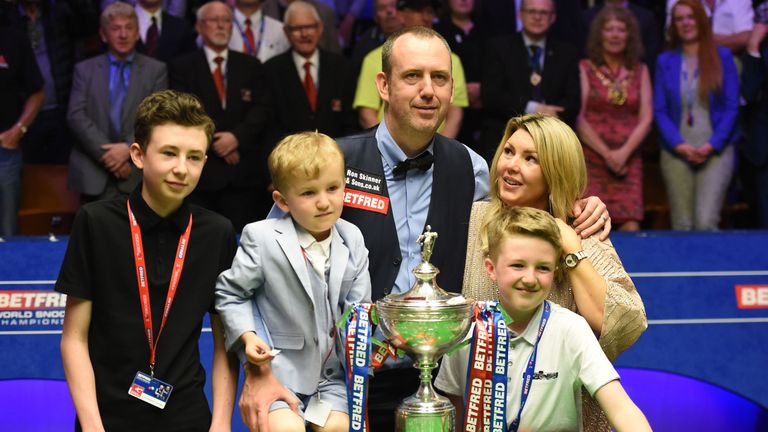 "Letztes Jahr habe ich ans Aufgeben gedacht. Aber meine Frau hat gesagt: 'Ich kann es nicht haben, wenn du den ganzen Tag hier bist.'" (Snooker-Weltmeister Mark Williams nach seinem 18:16-Sieg im Finale gegen John Higgins.)