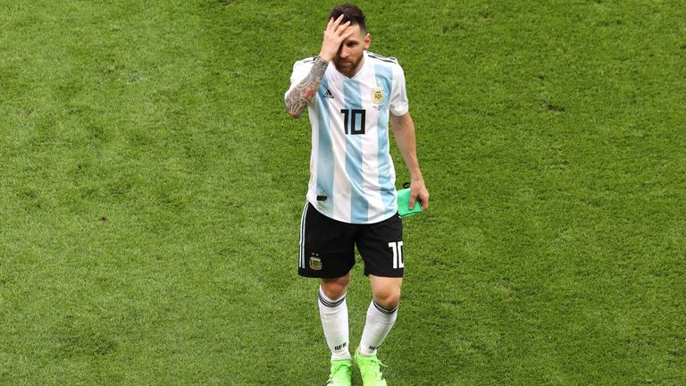 Juni 2018: Für Superstar Lionel Messi und Argentinien platzt der Traum vom WM-Pokal frühzeitig. Bereits im Achtelfinale ist für die Albiceleste nach einem 3:4-Krimi gegen den späteren Weltmeister Frankreich Schluss.