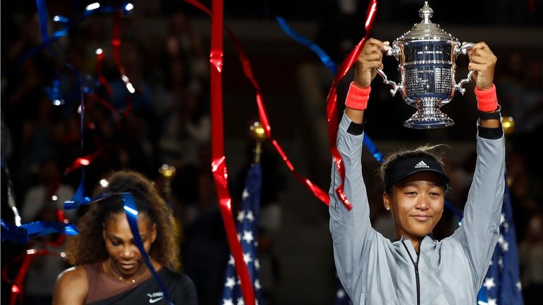 September 2018: Naomi Osaka gewinnt sensationell das US-Open-Finale gegen Serena Williams (6:2, 6:4) - überschattet von einem Eklat: Williams wird vom Referee wegen Coaching und Schlägerwurf verwarnt - wegen Beleidigung wird ihr ein Spiel abzogen.
