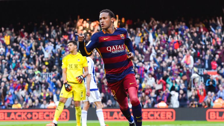 2015 wäre Neymar als Sieger gekürt worden, doch sein Barca-Kollege Messi machte das Rennen. Auch Ronaldo konnte der Brasilianer nicht schlagen, CR7 landete auf dem zweiten Platz.