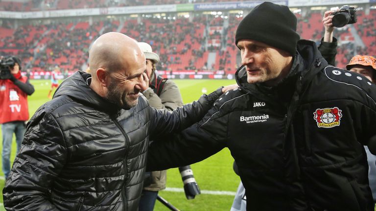 Peter Bosz (l.) tritt bei Bayer Leverkusen die Nachfolge von Trainer Heiko Herrlich an.